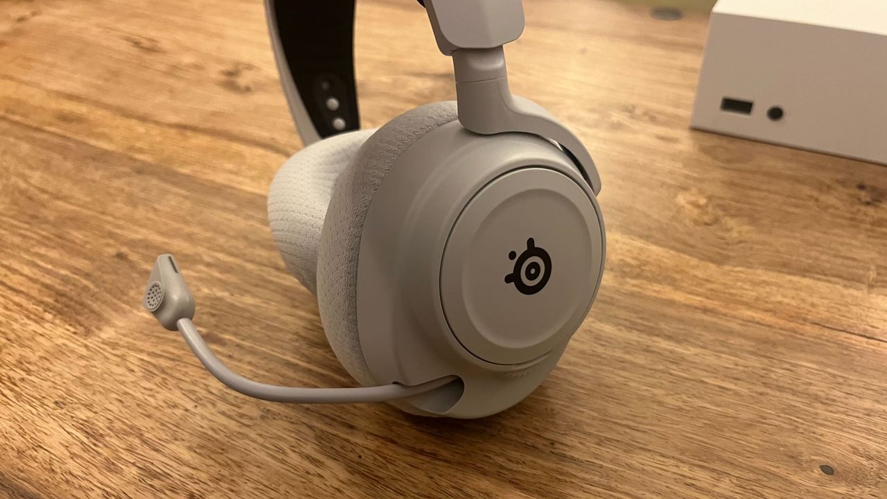 The microphone of the SteelSeries Arctis Nova 7X Wireless headset.
