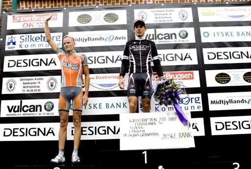 Michael Rasmussen on the podium with race winner Aleksejs Saramotins (Team Designa K&oslash;kken).