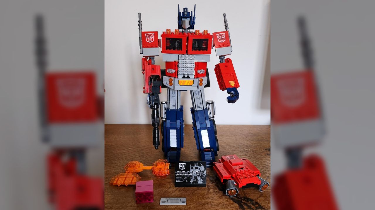 Lego Icons Optimus Prime (10302)_Prime and accessories