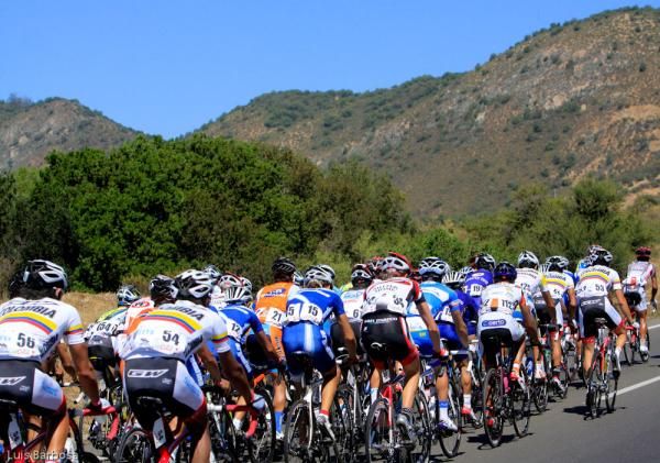 The peloton heads up the climb on stage 4