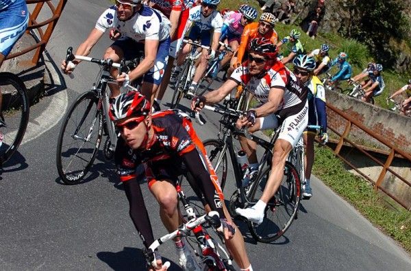 Rui Costa (Caisse d'Epargne) takes the curve wrong.
