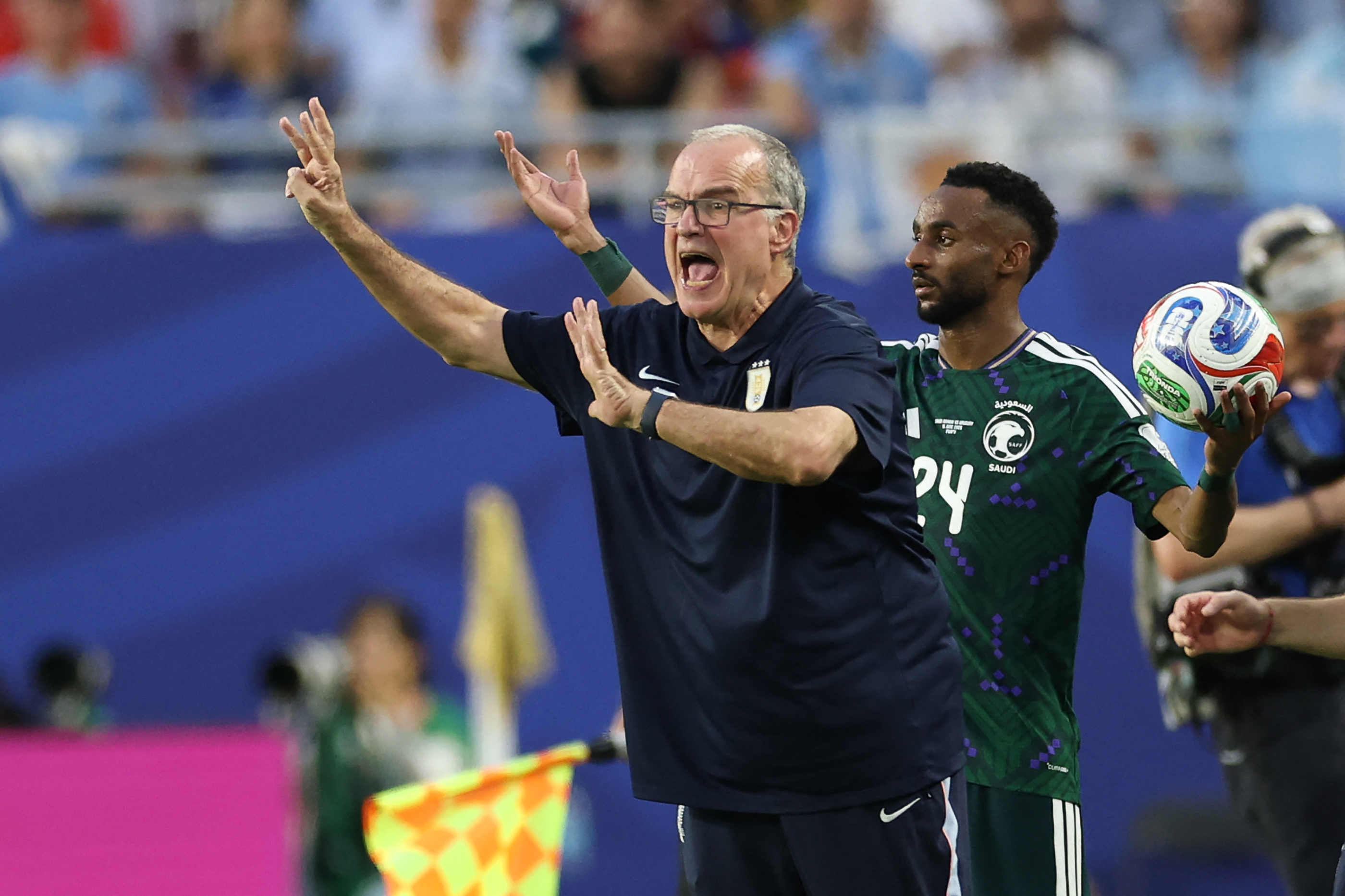 O técnico argentino do Uruguai, Marcelo Bielsa, em ação durante a partida de futebol do Grupo H da Copa do Mundo de 2026 entre Arábia Saudita e Uruguai, no Miami Stadium, em Miami Gardens, em 15 de junho de 2026