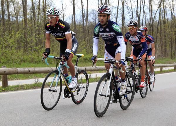 Juan Pablo Forero (Colombia-Coldeportes) leads the break.