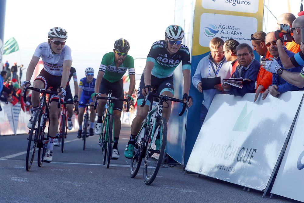 Sam Oomen, left, finishes stage 2 at Volta ao Algarve