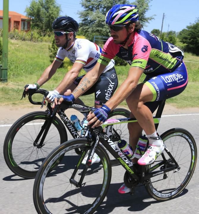 Mark Cavendish (Omega Pharma-Quick Step) and Filippo Pozzato (Lampre-Merida) have a chat
