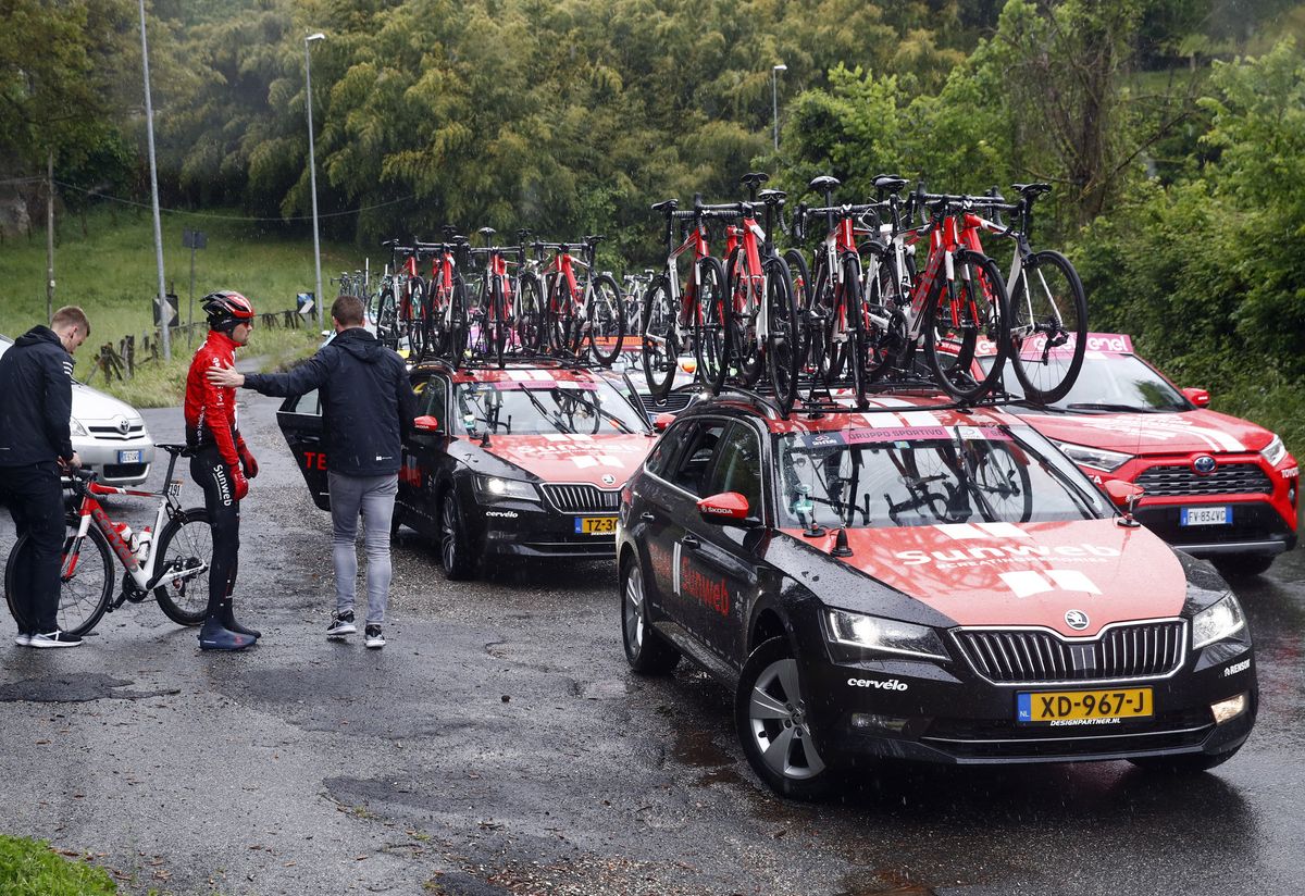 Tom Dumoulin in discomfort just after the start of stage 5