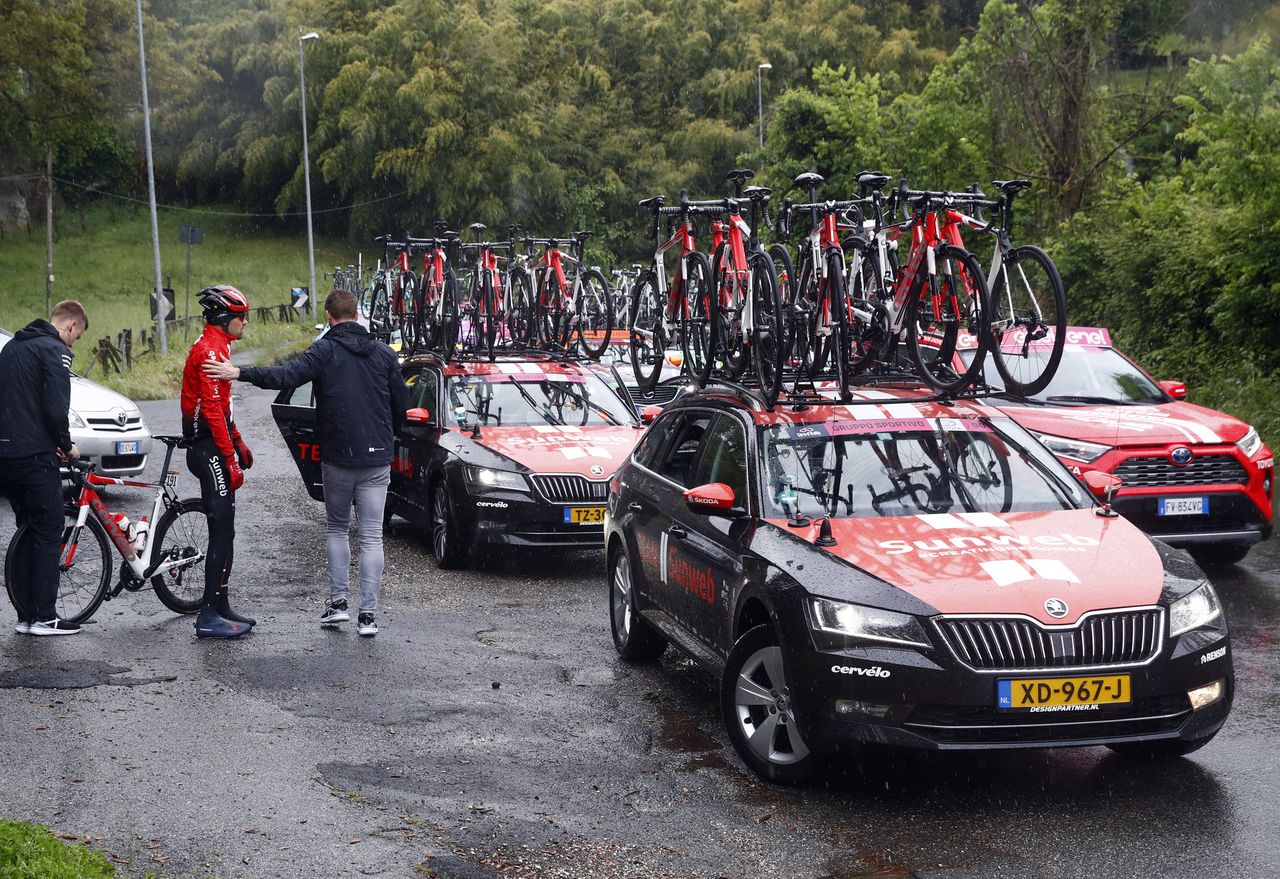 Tom Dumoulin in discomfort just after the start of stage 5