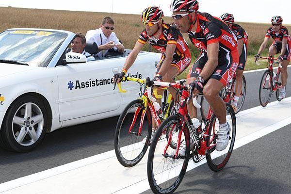 Alejandro Valverde's team rallies around its captain after he crashed in the feed zone.