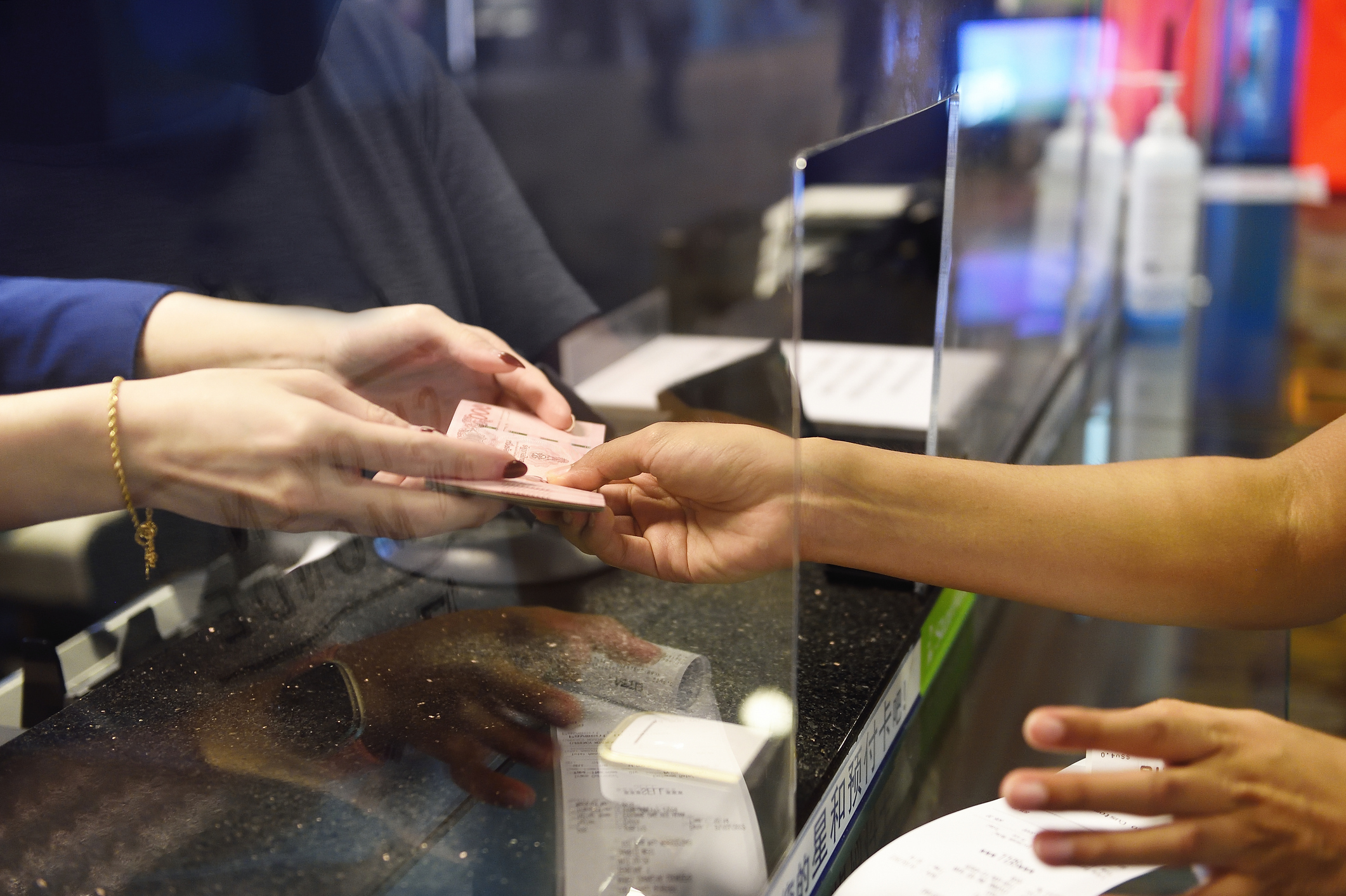 Travel money at the airport 