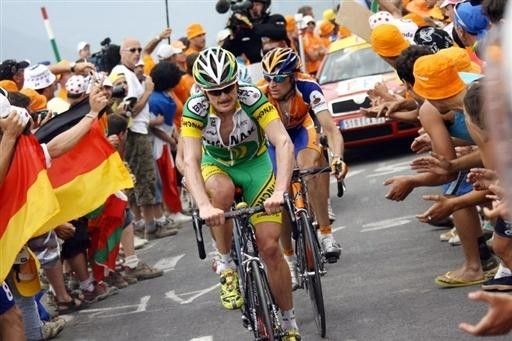 Floyd Landis (Phonak) drives the group on the final climb