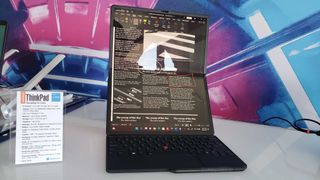 ThinkPad X1 Fold støttet opp og foldet helt ut.