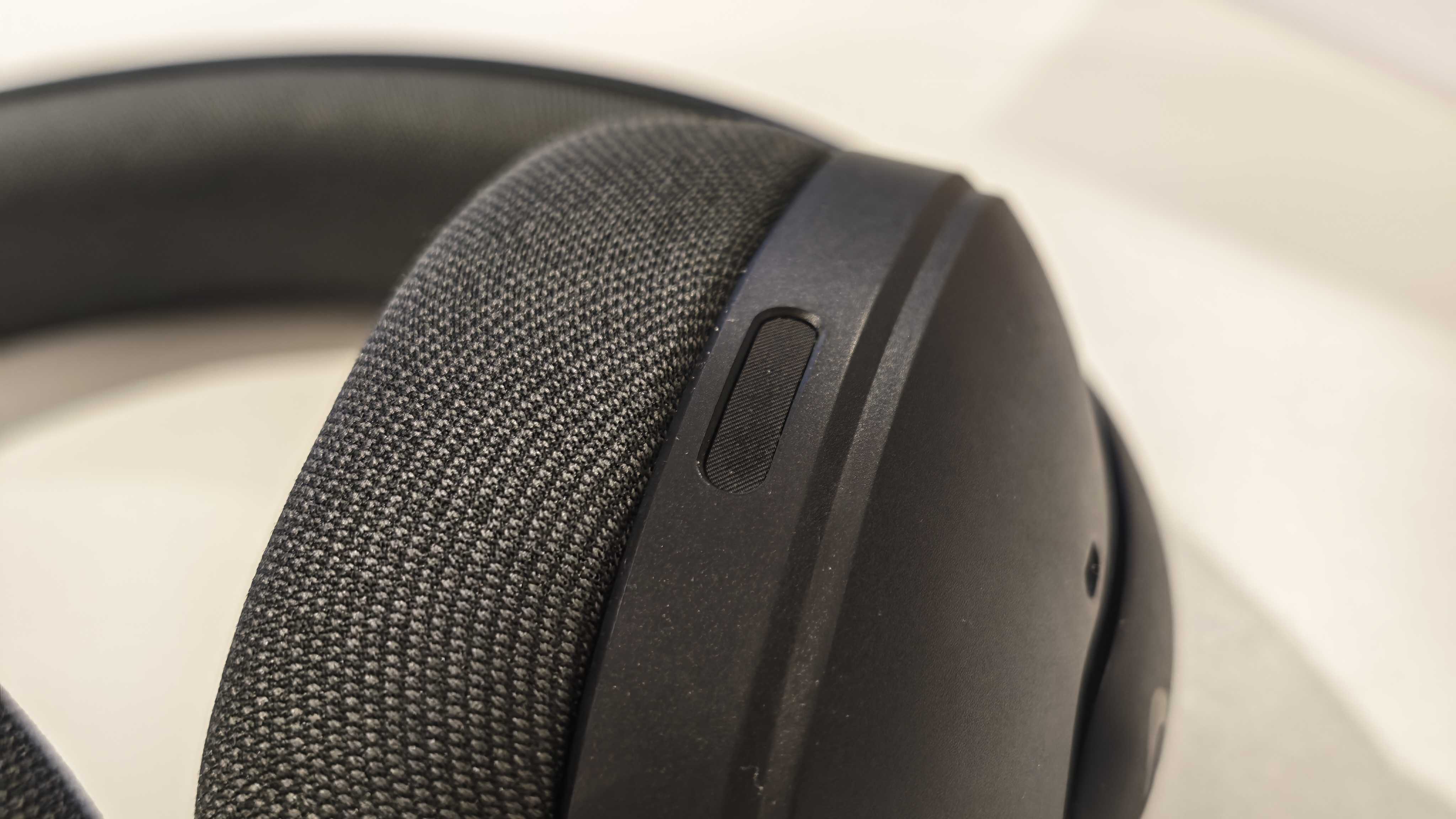 Logitech G325 Lightspeed على طاولة بيضاء.