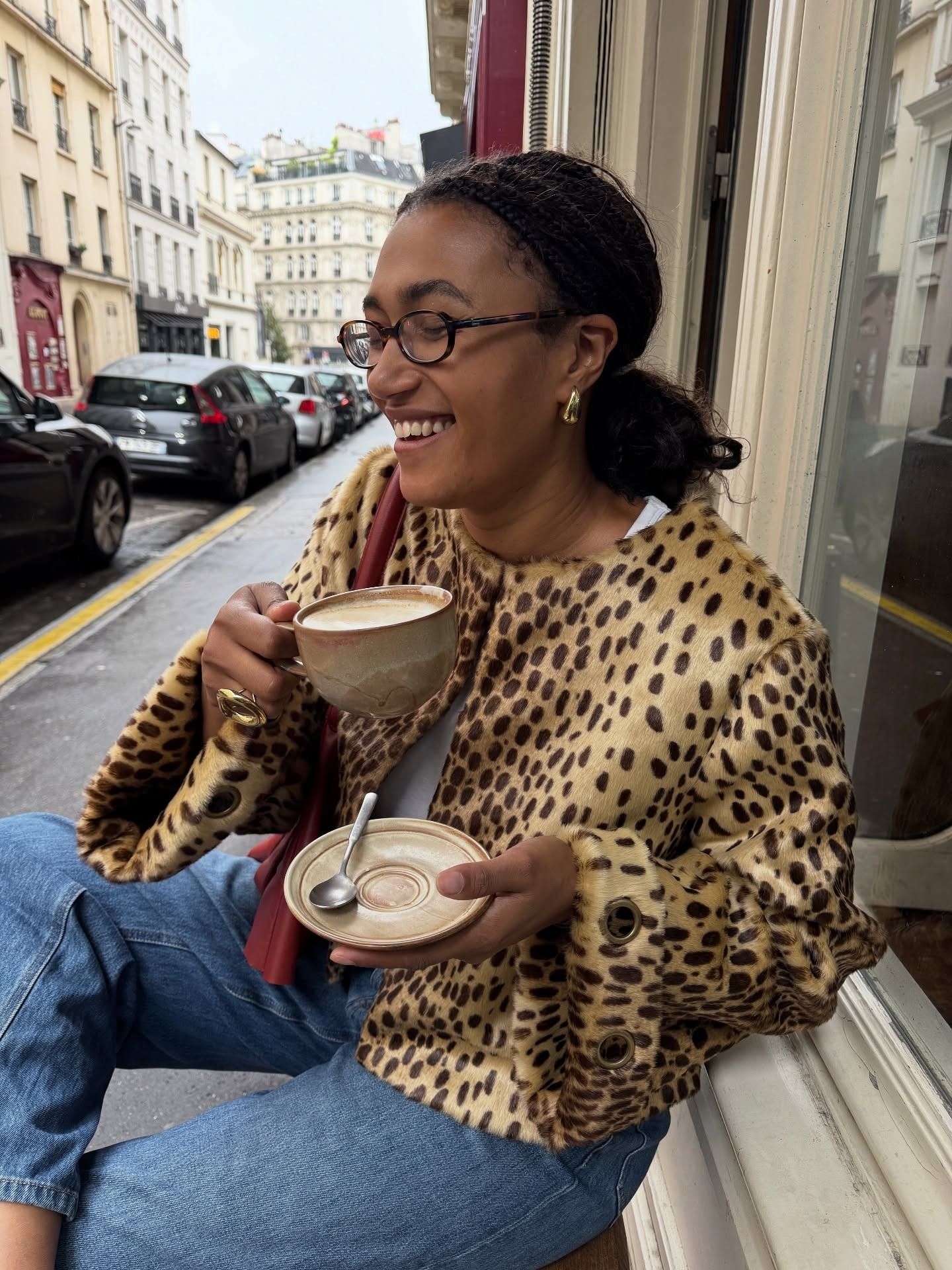 Influencer @lenafarl wears a leopard print jacket with blue jeans and a red bag.