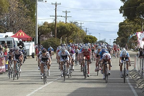 The charge to the line with Cycle City's Charles Howlett (3rd from left) holding out Jonathan Cantwell (Fly V Australia) and Alex Carver (NSWIS).
