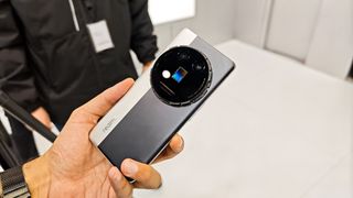 Realme Interchangeable Mobile Lens demo at MWC 2025