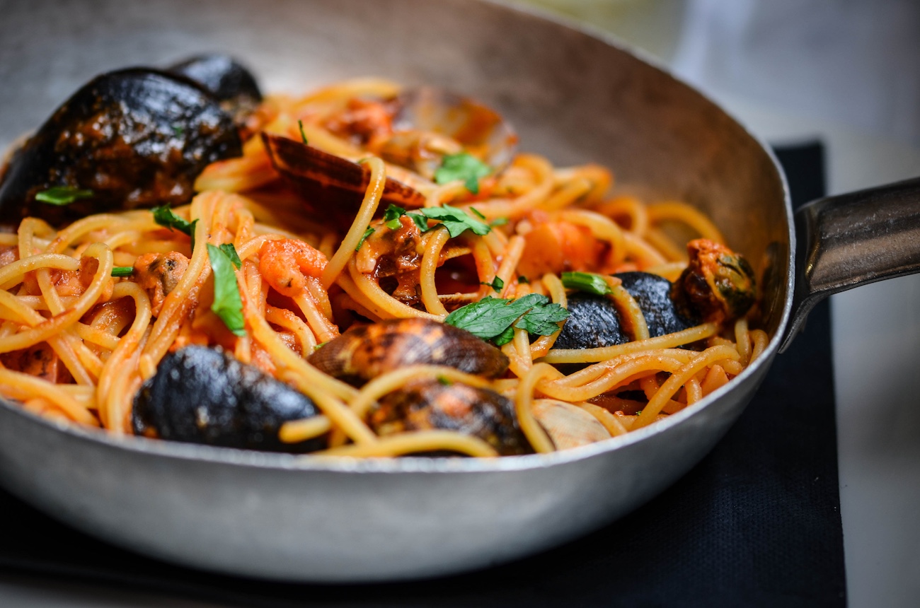spaghetti with mussels, italian food