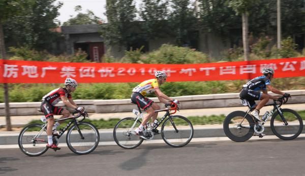 Dave Tanner (Fly V Australia) rides along in the yellow leader's jersey.