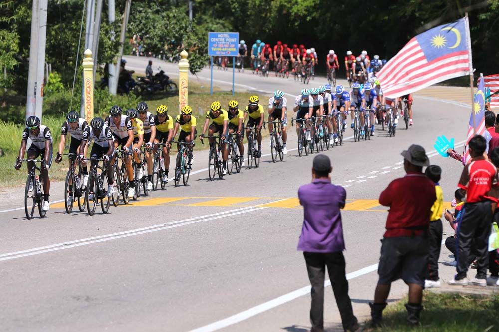 Teams ride in formation, protecting each other