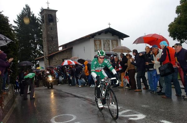 Italian champion Giovanni Visconti (ISD - Neri) in hot pursuit of race leader Michael Albasini.