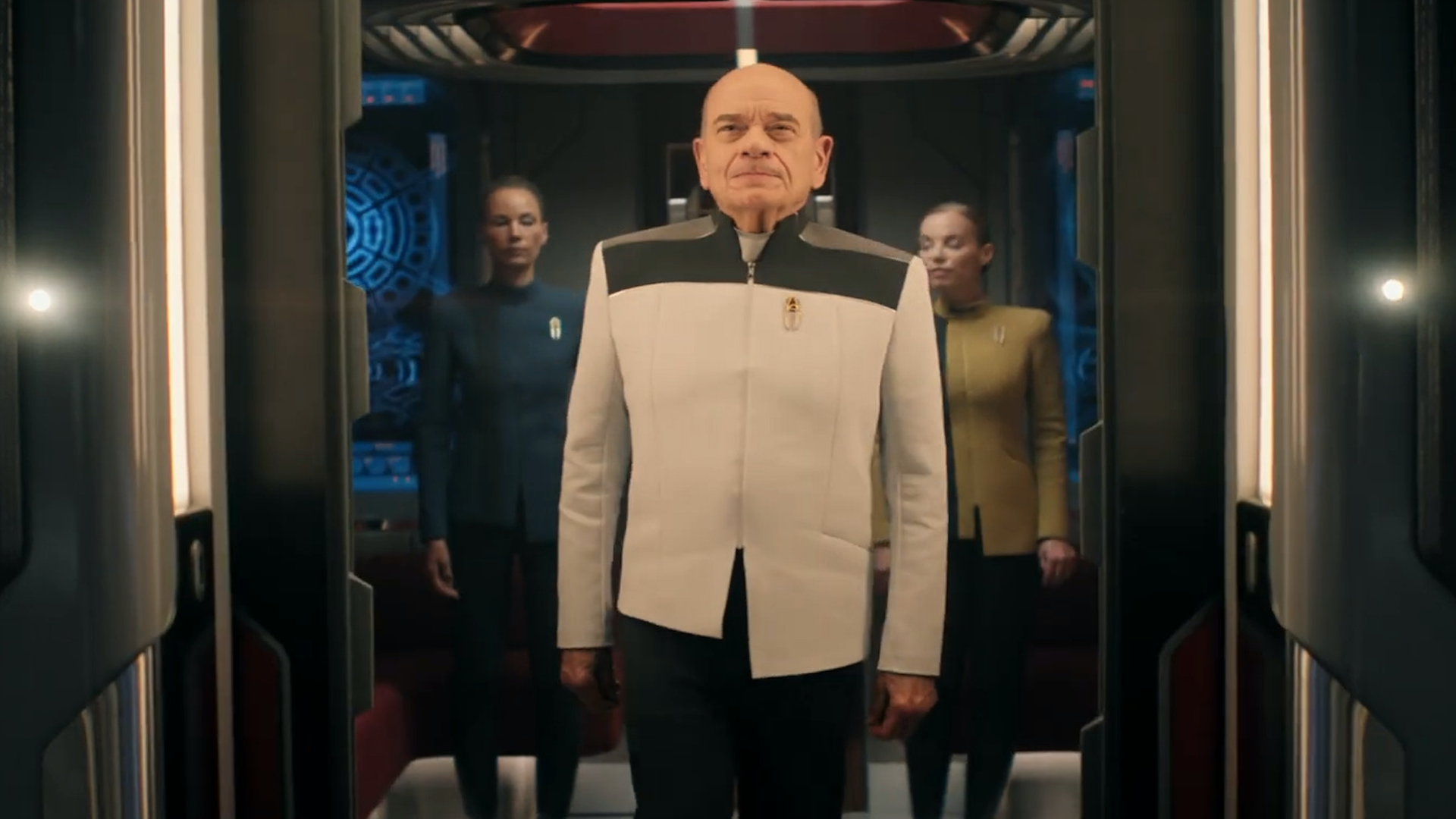 شخصية خيال علمي ذكر ترتدي زيًا أنيقًا