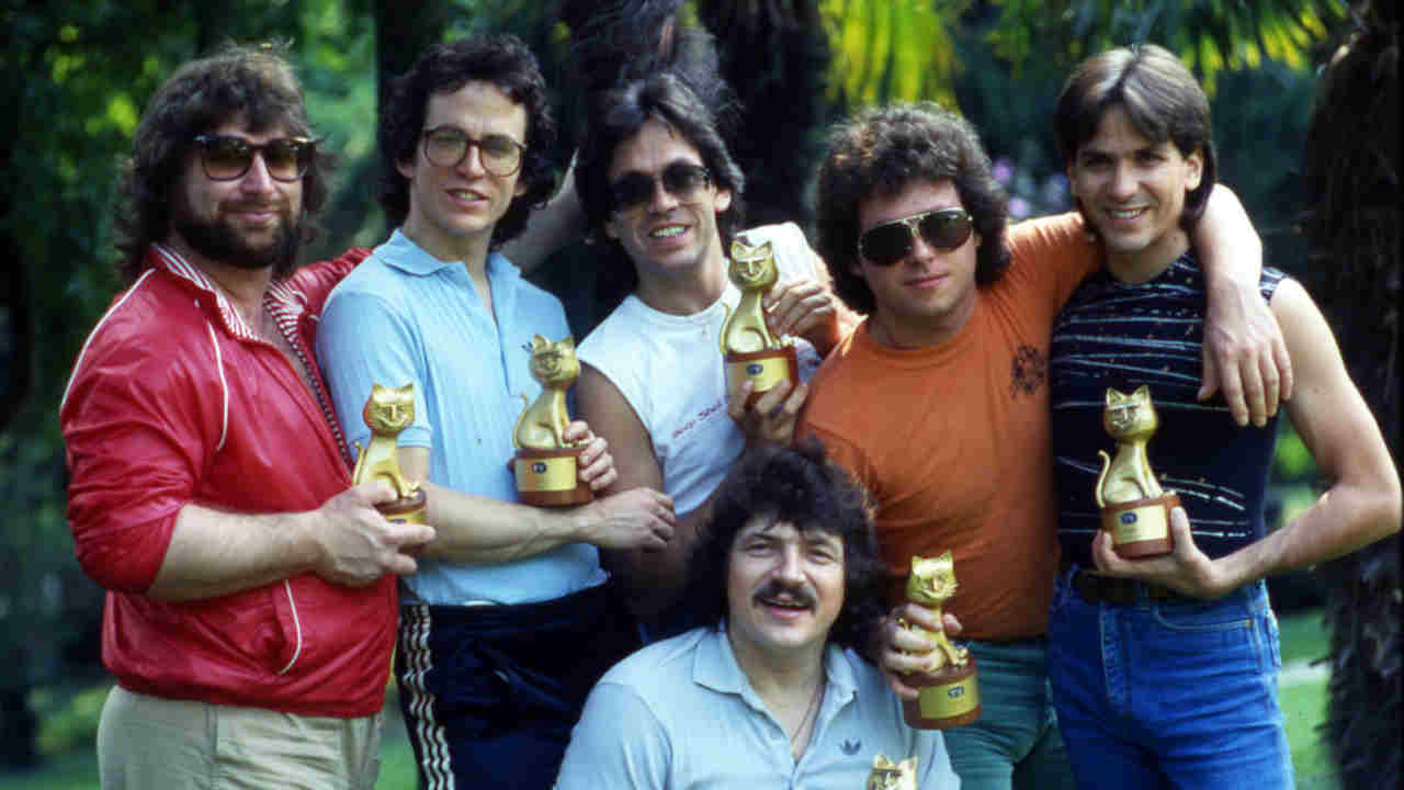 Toto posing for a photograph in 1983