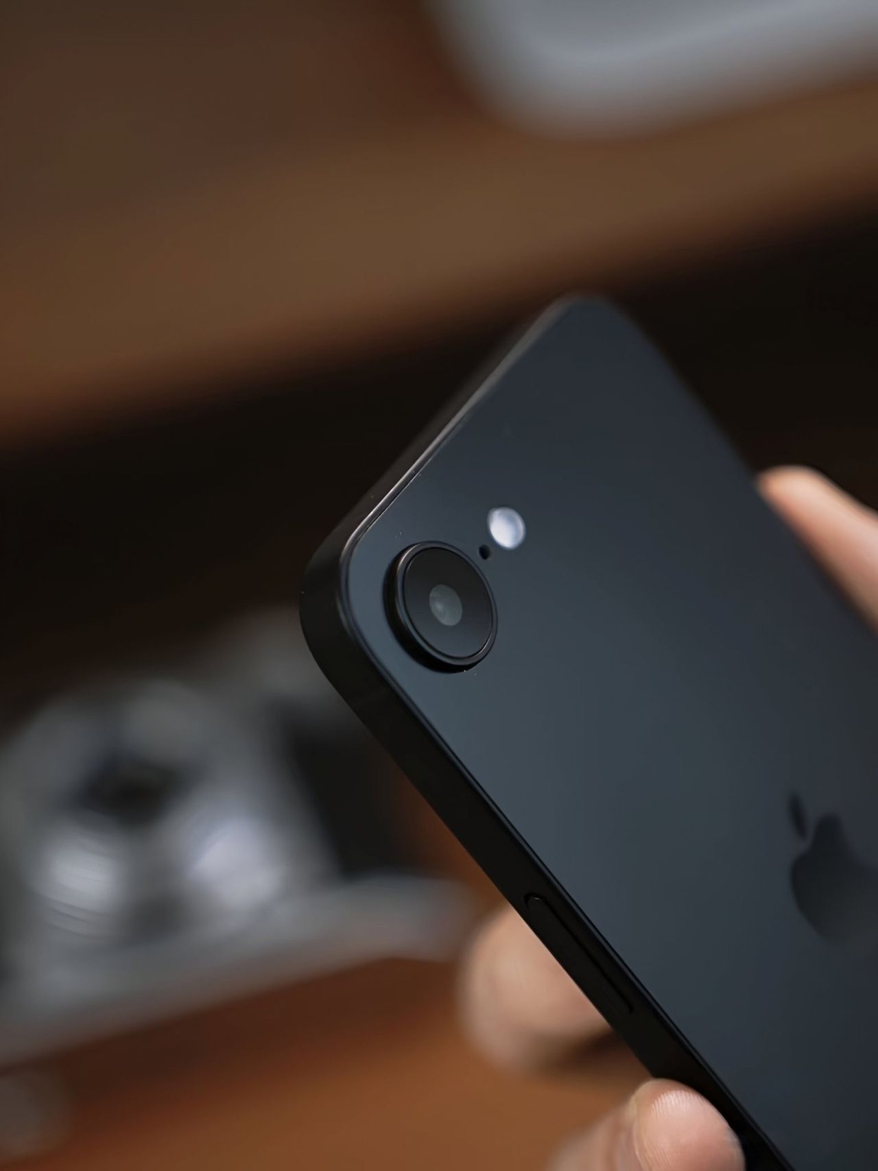 Leaked images of matte black iPhone SE