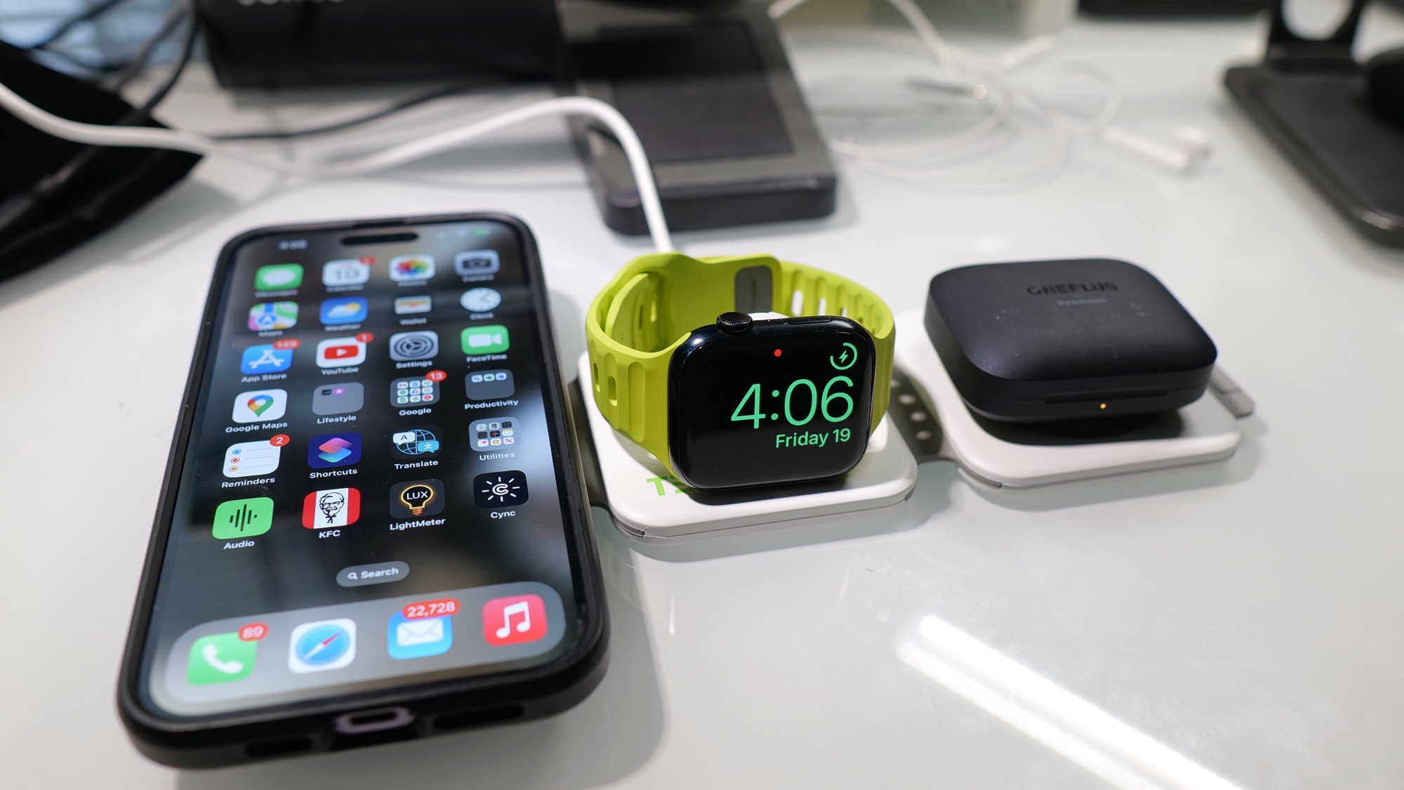 Chargeur sans fil InfinaCore T3 chargeant iPhone, Apple Watch et AirPods