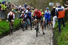 Koppenberg climb riders stuggling 2023 Tour of Flanders