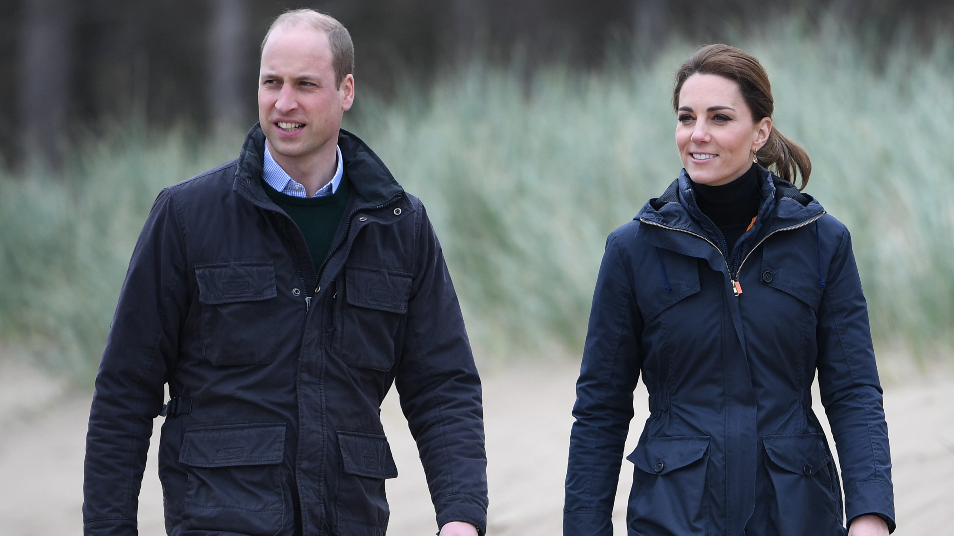 Princ a princezna z Walesu na návštěvě Newborough Beach v Anglesey