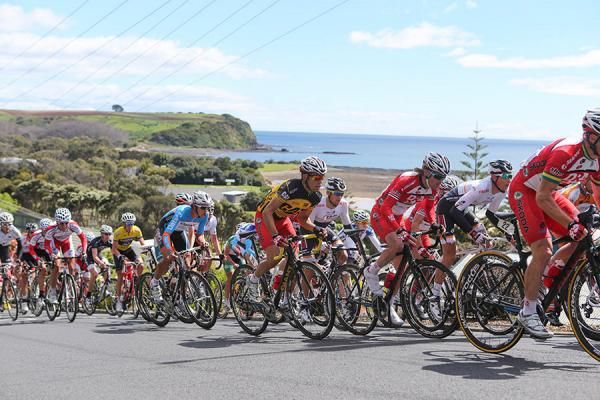 The peloton on the climb of stage 9