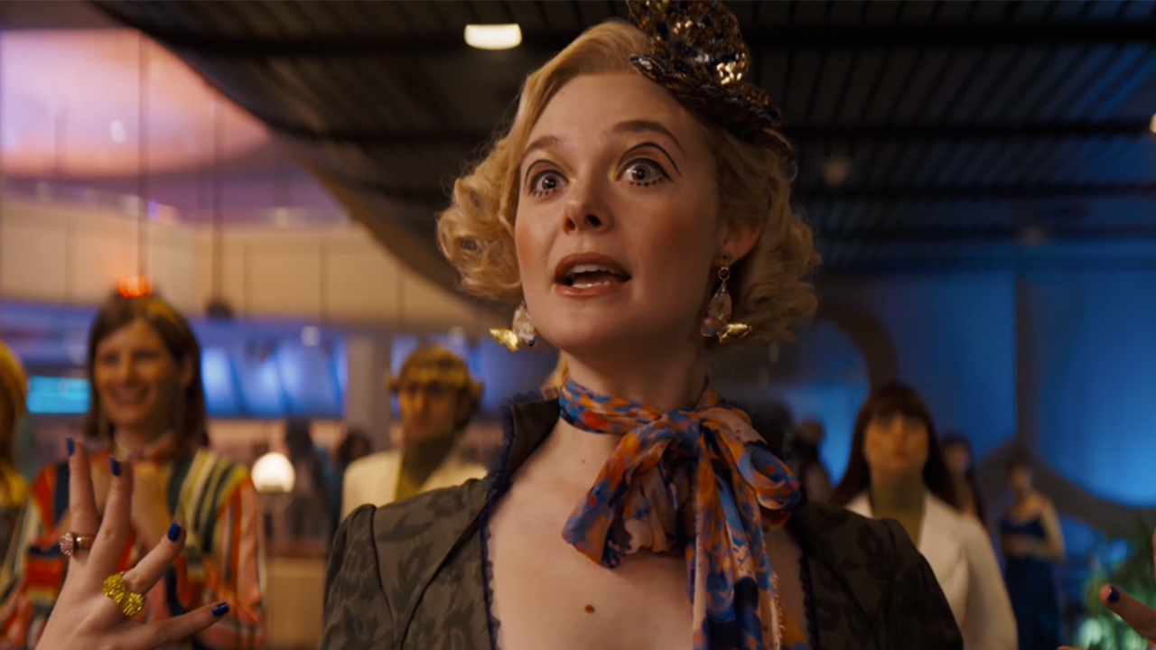 Elle Fanning as Elfie Trinket, with her eyes very wide open.