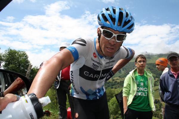 David Millar stops for a new bike