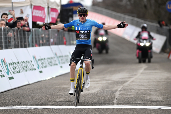 Jonas Vingegaard vince sul Monte Petrano (foto: Getty Images)