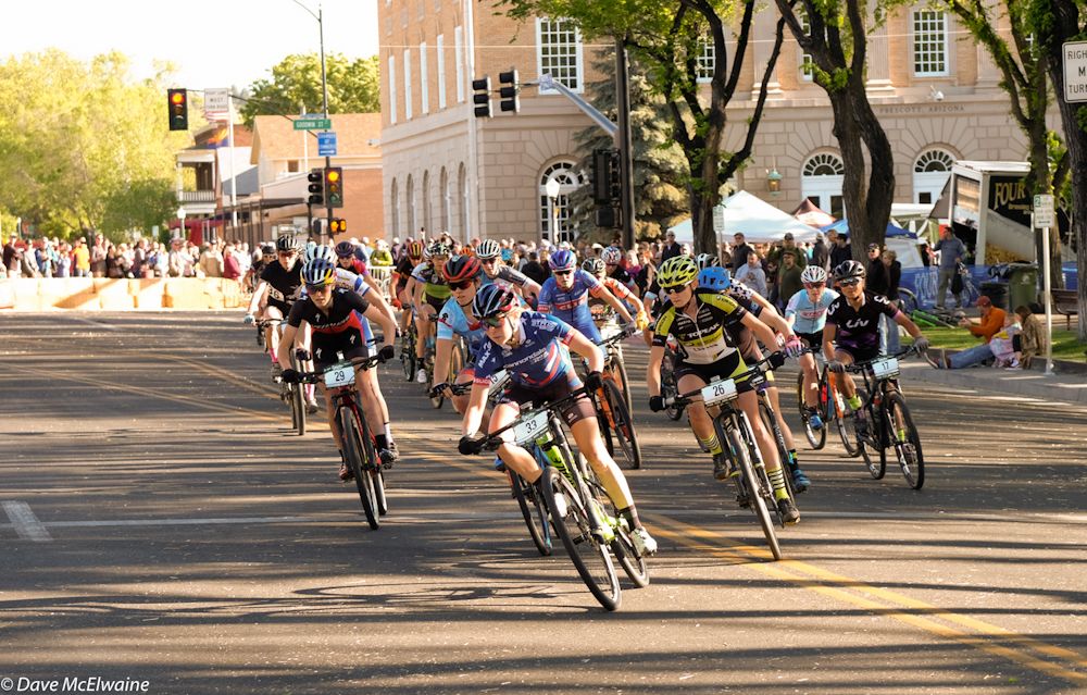US Champion Erin Huck (Scott 3Rox Racing) takes the hole-shot and heads to the big climb