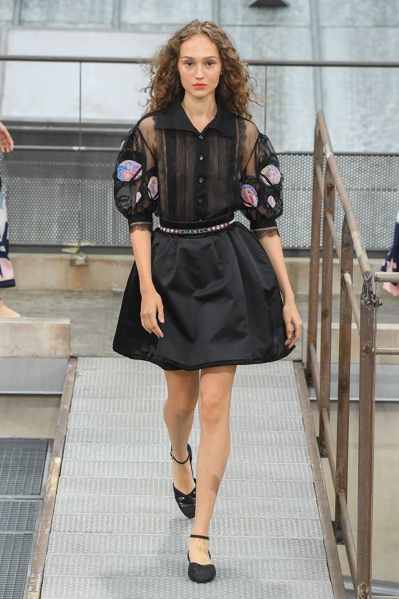 Fashion model, Fashion, Clothing, Fashion show, Street fashion, Black, Runway, Snapshot, Footwear, Leg,