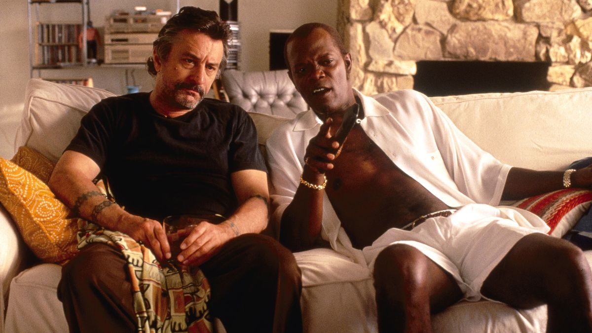 Robert De Niro and Samuel L. Jackson sitting on a couch in Jackie Brown