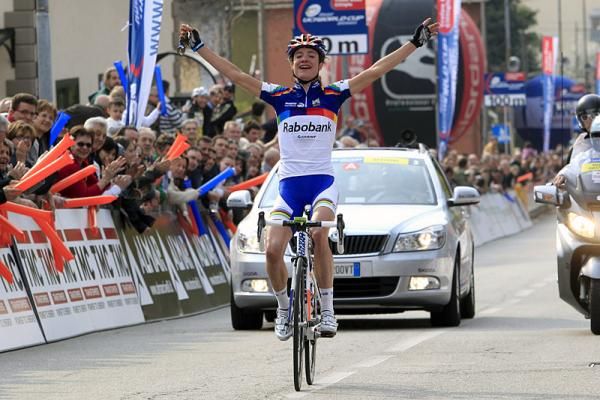 Marianne Vos soloed to victory in the Trofeo Alfredo Binda, the second round of the World Cup.