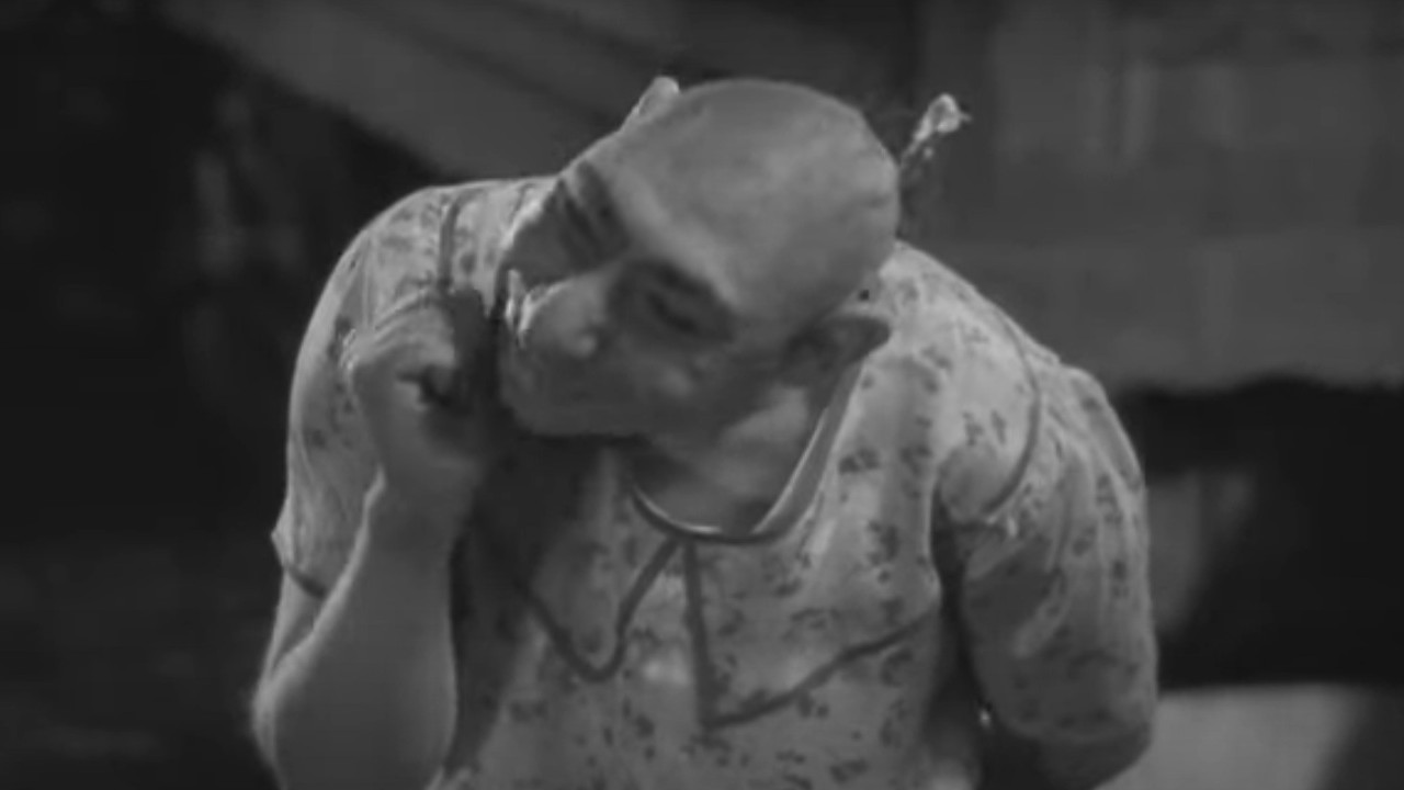 Schlitzie paying attention in Freaks