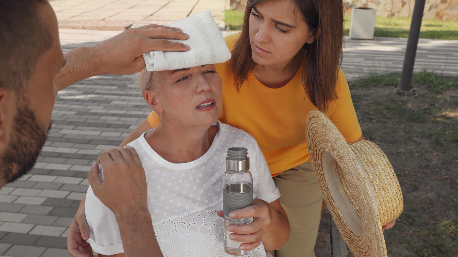 mujer que sufre un golpe de calor