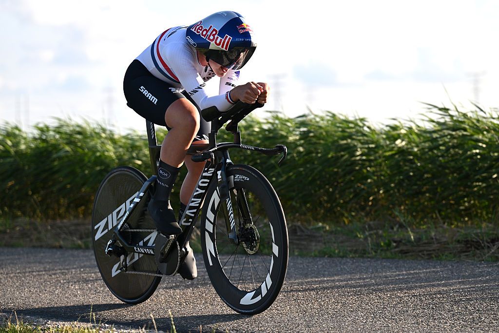 Zoe B&auml;ckstedt wins the prologue at the Baloise Ladies Tour 2025