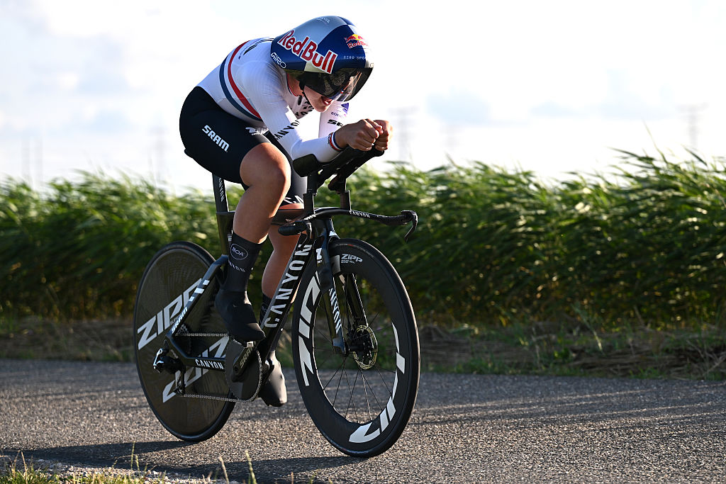 Zoe Bäckstedt wins the prologue at the Baloise Ladies Tour 2025