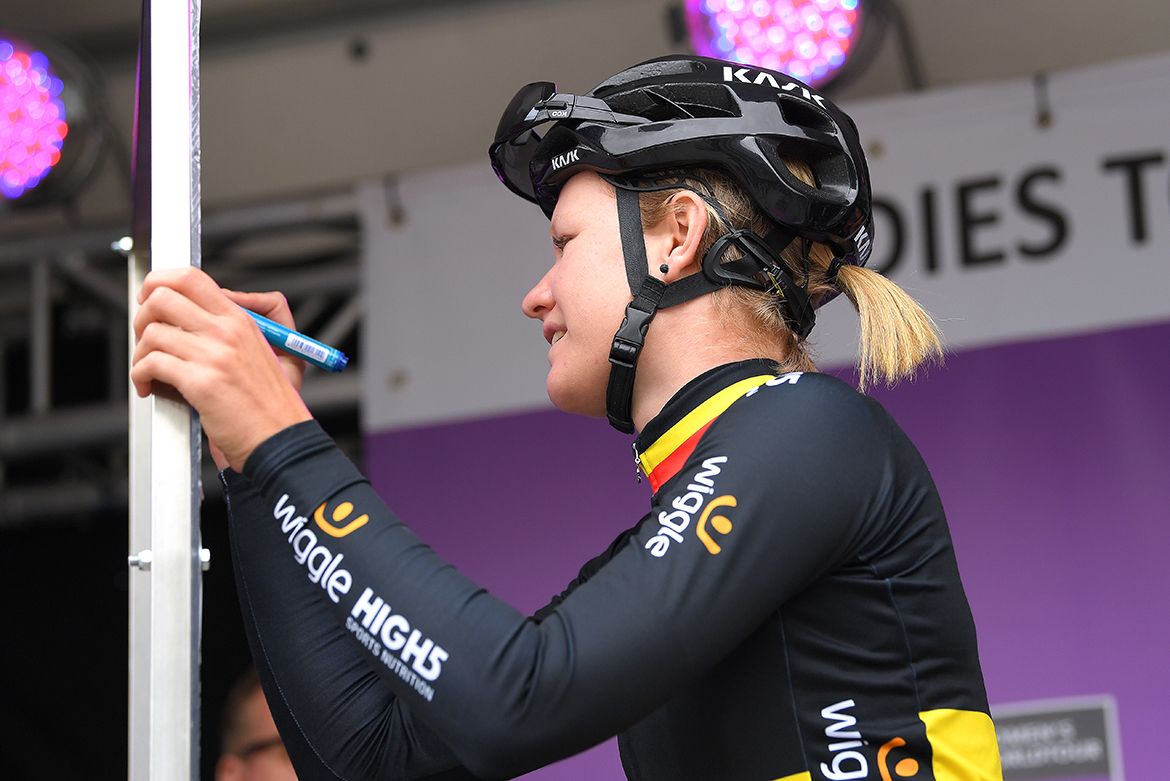 Jolien D'hoore signs on