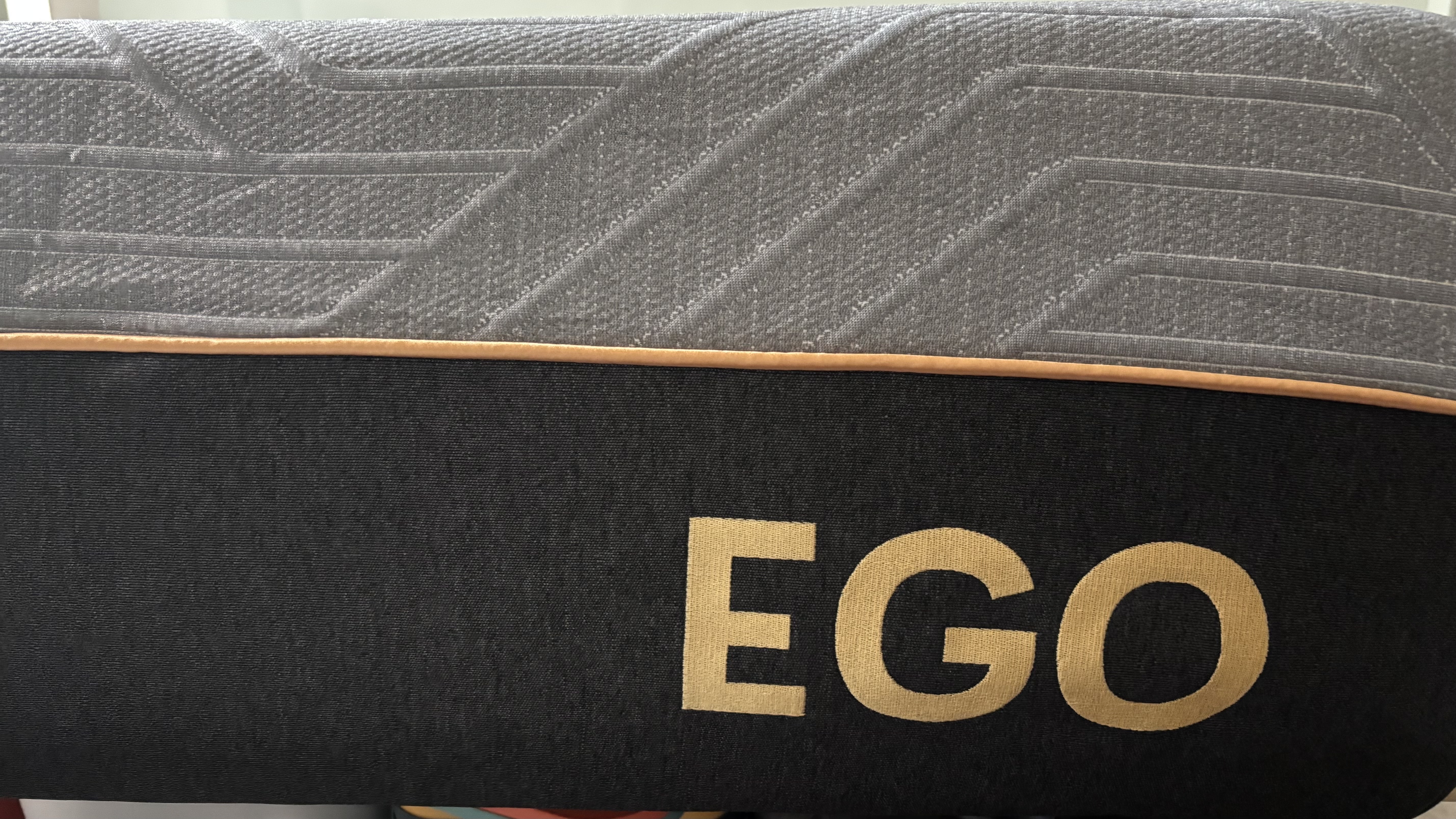 A close-up of the logo on the EGOHOME Black 12" Mattress.