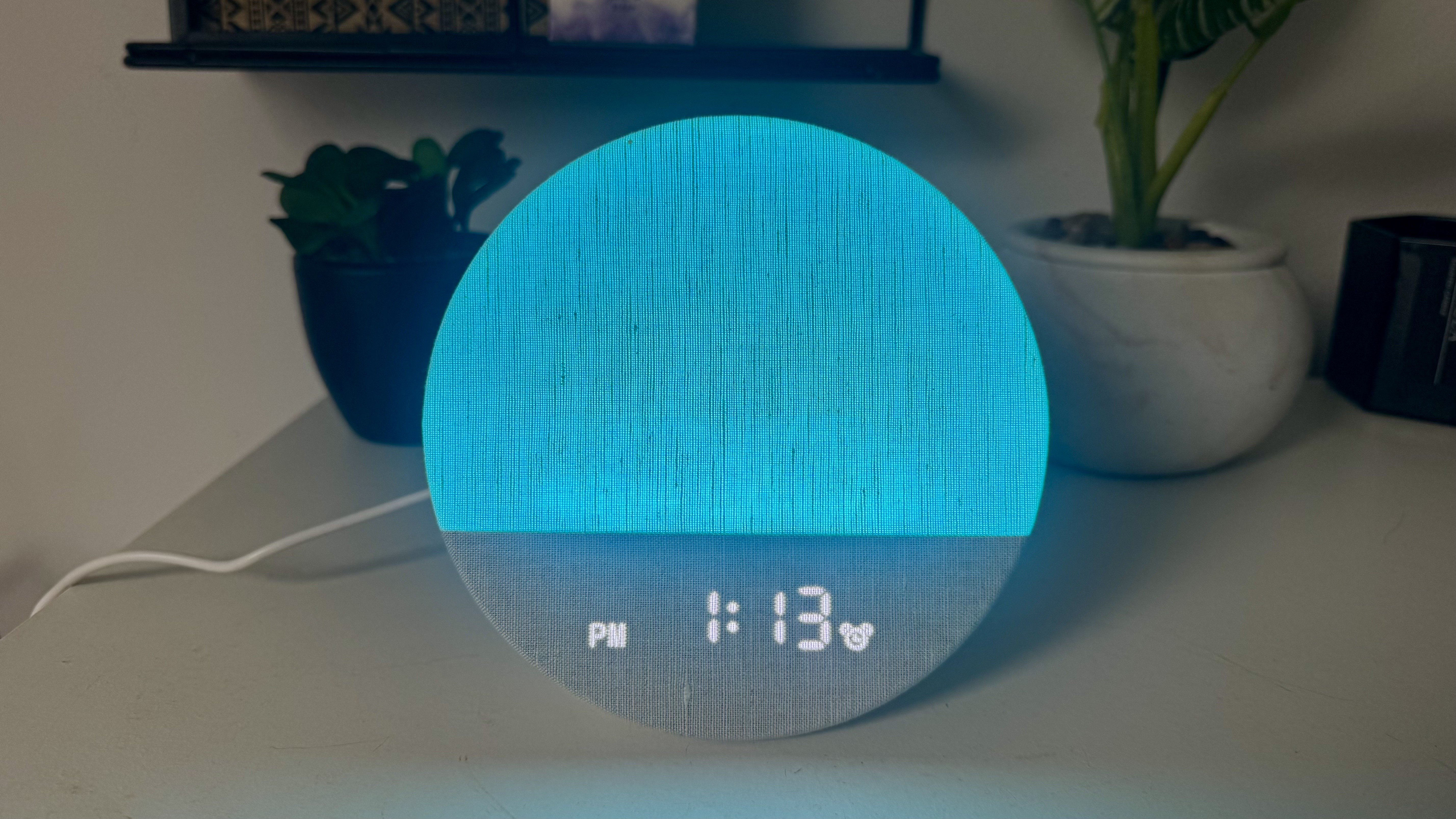 Our sleep tech reviewer testing the Dreamegg sunrise alarm clock 