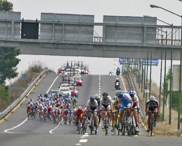 The leaders look around to try and make an early move stick.