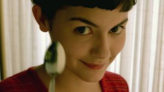 Beste franske filmer: Audrey Tautou ser mot kamera i filmen Den fabelaktige Amélie fra Montmartre