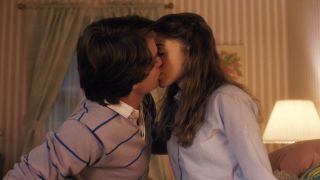Joe Keery and Natalia Dyer kissing in Stranger Things