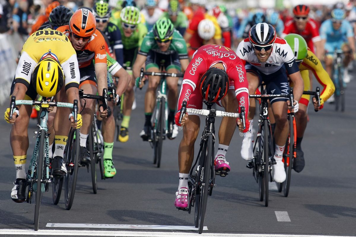 Dylan Groenewegen (LottoNl-Jumbo) wins over Nacer Bouhanni (Cofidis)