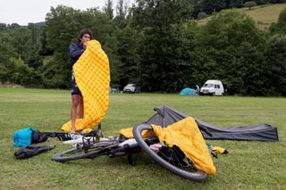 Le cycliste australien Lachlan Morton prépare son emplacement de fortune à la fin de la 13e journée du Tour cycliste alternatif individuel français au camping Les Vignes dans le village de Castillonen. Lachlan Morton parcourt le 8 juillet 2021 tous les kilomètres du Tour de France En plus des distances entre le départ et l'arrivée de la course en solitaire, il s'arrête dans les cafés pour manger et dormir à la belle étoile la nuit, Morton court pour récolter des fonds pour World Bicycle Relief Photo par VALENTINE CHAPUIS AFP Photo par VALENTINE CHAPUISAFP via Getty Images