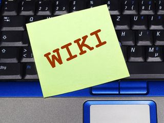 A memo note with Wiki on a keyboard.